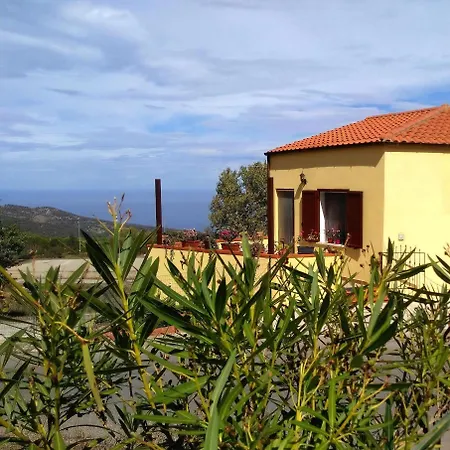 Haus Mit Meerblick Und Ausgestatteter Terrasse